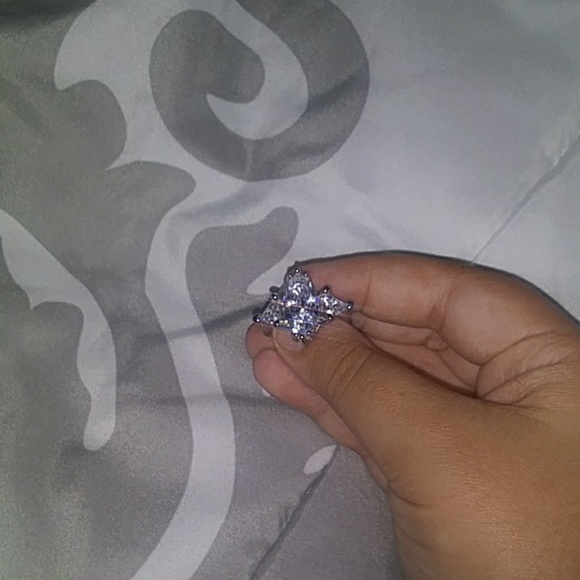 Diamond ring - Picture 2 of 3